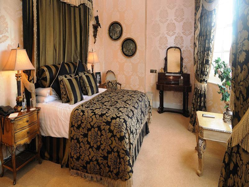 Ye Olde Bell & Hotel 4*